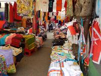 Markt von Rabat. Die Kleider sind genauso farbenfroh, wie Malta selbst.
