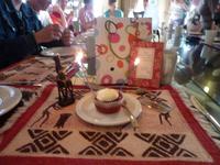 mit Törtchen und Kerzenlicht