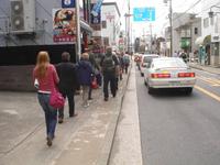 Kamakura - Reisegruppe im Gänsemarsch auf Weg zum Hasedera-Tempel