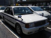 Typisches Taxi in Japan mit vorgezogenem Rückspiegel