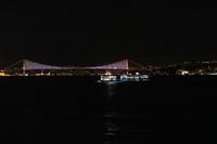 Blick auf die Bosporus-Brücke bei Nacht