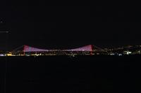 Blick auf die Bosporus-Brücke bei Nacht