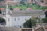 Sicht auf die Kirche San Francesco in Gubbio vom Garten des Palazzo Ducale