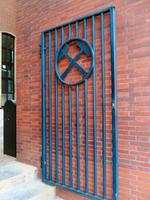 Bergmannshämmer als Tor des Museums.