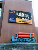 Werbung und Gerätschaften am Museum