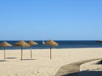 Blick auf den langen Sandstrand von Lagos