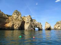 Bootsfahrt entlang der Felsenformationen bei Lagos