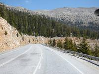 Tuffgestein säumt den Weg..