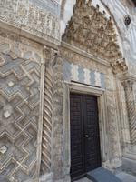 vor verschlossenen Türen bei den Medresen