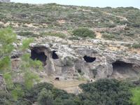 Höhlen in der Nähe des Klosters Toplou