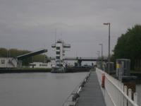 eine Zugbrücke hebt sich