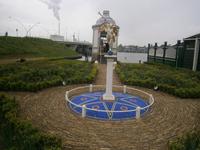 Springbrunnen neben dem Uhrenmuseum von Zaanse Schans