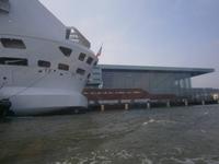 Amsterdam, Grachtenrundfahrt, Heck des Kreuzfahrschiffes unter der Flagge der Bahamas