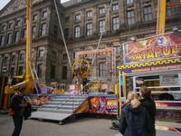 Amsterdam, am Dam, Fahrgeschäfte für ganz Mutige, im Hintergrund das Königliche Palais
