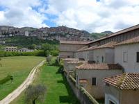 Blick über die Zellen der Mönche zur Stadt Padula