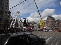 vor dem Königspalast - Abbau des Riesenrads vom Fest zum Königinnentag