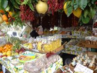 Souvenierstand mit Gewürzen und Zitronatzitronen