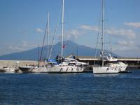 Vesuv vom Hafen von Sorrent