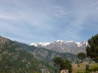 Schneebedeckte Berge auf dem Weg nach Bastia 