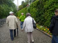Auf dem Weg nach draußen immer noch schöne Blumenrabatten.
