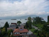 Vom Hotelbalkon aus sind im Vordergrund die Schiffsanlegestelle mit den Inseln zu schauen.