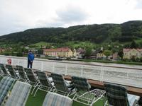 Sonnendeck mit Landschaft am Donauufer