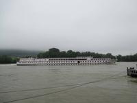 Die MS Rossini legt in Dürnstein ab und fährt nach Melk