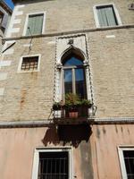 Schmale, hoge Fenster, jedoch mit Balkon