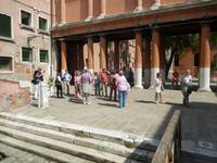 Massimo erläutert erst noch Säulengang und Umgebung