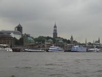 Landungsbrücken und im Hintergrund der Michel