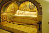 Papstgrab in Krypta im Petersdom