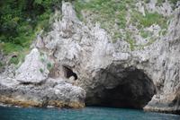 Eine der vielen Grotten entlang der Insel