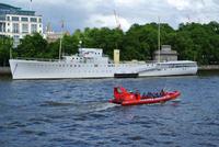 Altes Schiff und modernes Spassboot auf der Themse