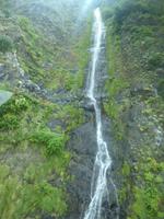 Wasserfall am Straßenrand