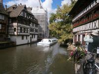 Ein Ausflugsschiff passiert die Drehbrücke