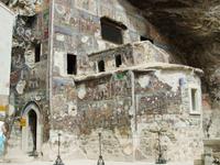 Die Grottenkirche des Klosters