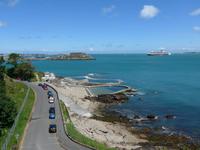 Guernsey-St.Peter Port-Meerwasserschwimmbecken und Castle Cornet