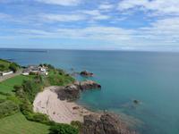 Jersey-Blick von Gorey zur Küste der Normandie