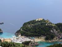 Blick auf die Bucht und das Kloster von Paleokastritsa