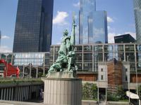 La Defense Statue