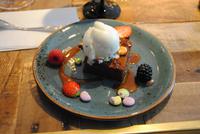 Kuchen und Eis als Nachspeise im Restaurant Steikhusid