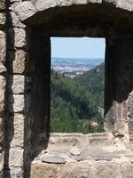 Oybin - Blick auf Zittau durch ein fenster des 