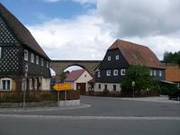 Umgebindehäuser vor Eisenbahnbrücke