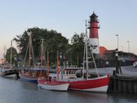 Büsum - alter Hafen mit Leuchtturm 