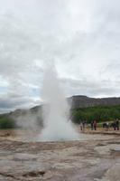 Geysir „Strokkur“ spuckt alle 3 - 6 Minuten