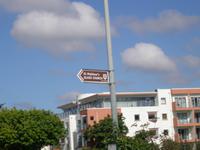 Hinweisschild auf die St. Matthews Glass Church 