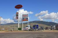 Trucks hinter Draht