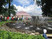Fontaine mit Badehaus