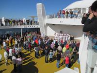 Offiziere mixen Cocktails für die Gäste