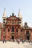 Die Georgsbasilika mit ihren charakteristischen weißen Türmen